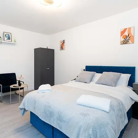 Spacious 4 Bedroom House In - Sleeps 7 * Leeds (West Yorkshire)