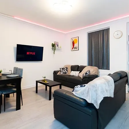 Spacious 4 Bedroom House In - Sleeps 7 Διαμέρισμα