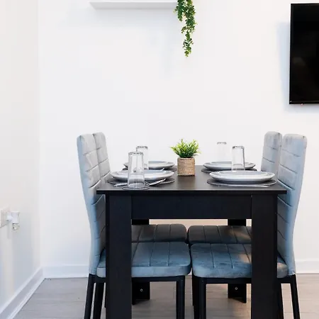 Spacious 4 Bedroom House In - Sleeps 7 Διαμέρισμα
