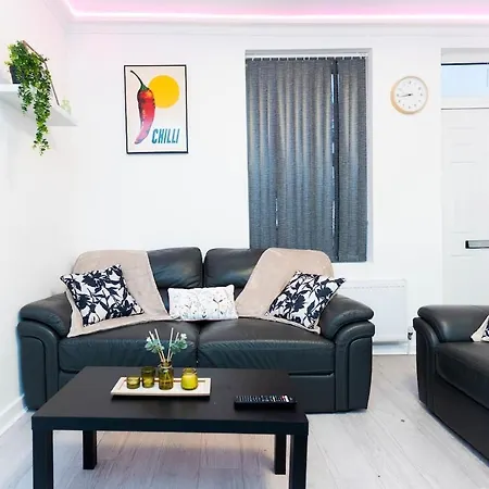 Spacious 4 Bedroom House In - Sleeps 7 Apartamento *