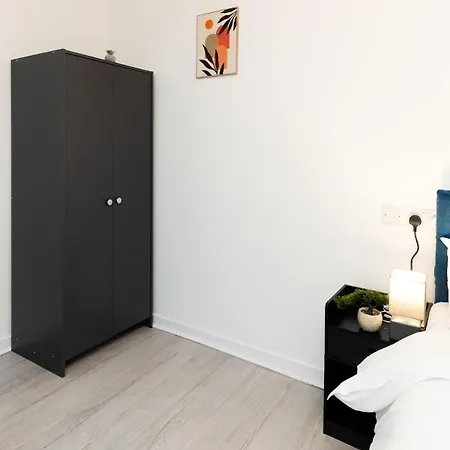 Spacious 4 Bedroom House In - Sleeps 7 * Λιντς