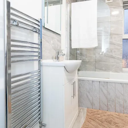 Spacious 4 Bedroom House In - Sleeps 7 Διαμέρισμα