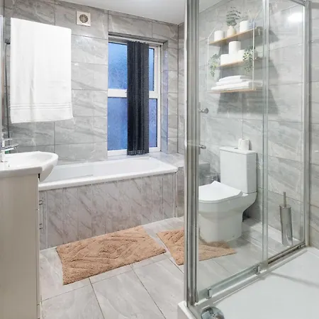 Spacious 4 Bedroom House In - Sleeps 7 Διαμέρισμα
