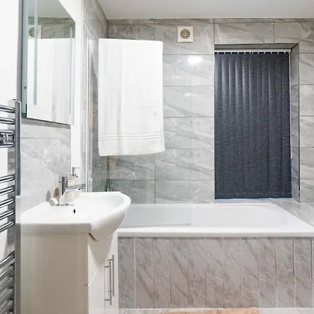 Spacious 4 Bedroom House In - Sleeps 7 Διαμέρισμα *