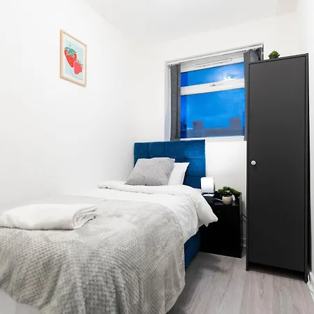 Spacious 4 Bedroom House In - Sleeps 7 *