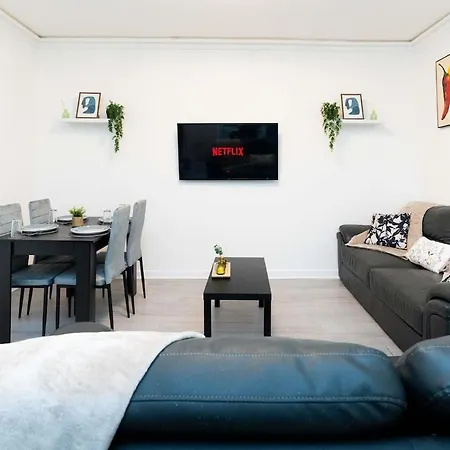 Spacious 4 Bedroom House In - Sleeps 7 * Λιντς